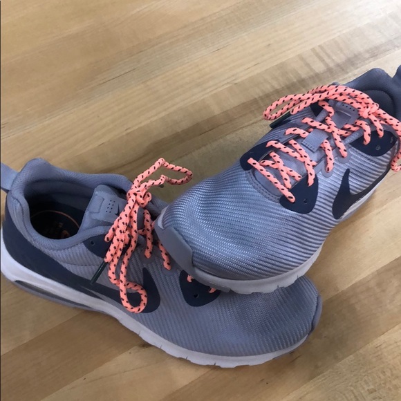 Nike W’s Air Max Motion LW SE Shoe - Picture 2 of 4